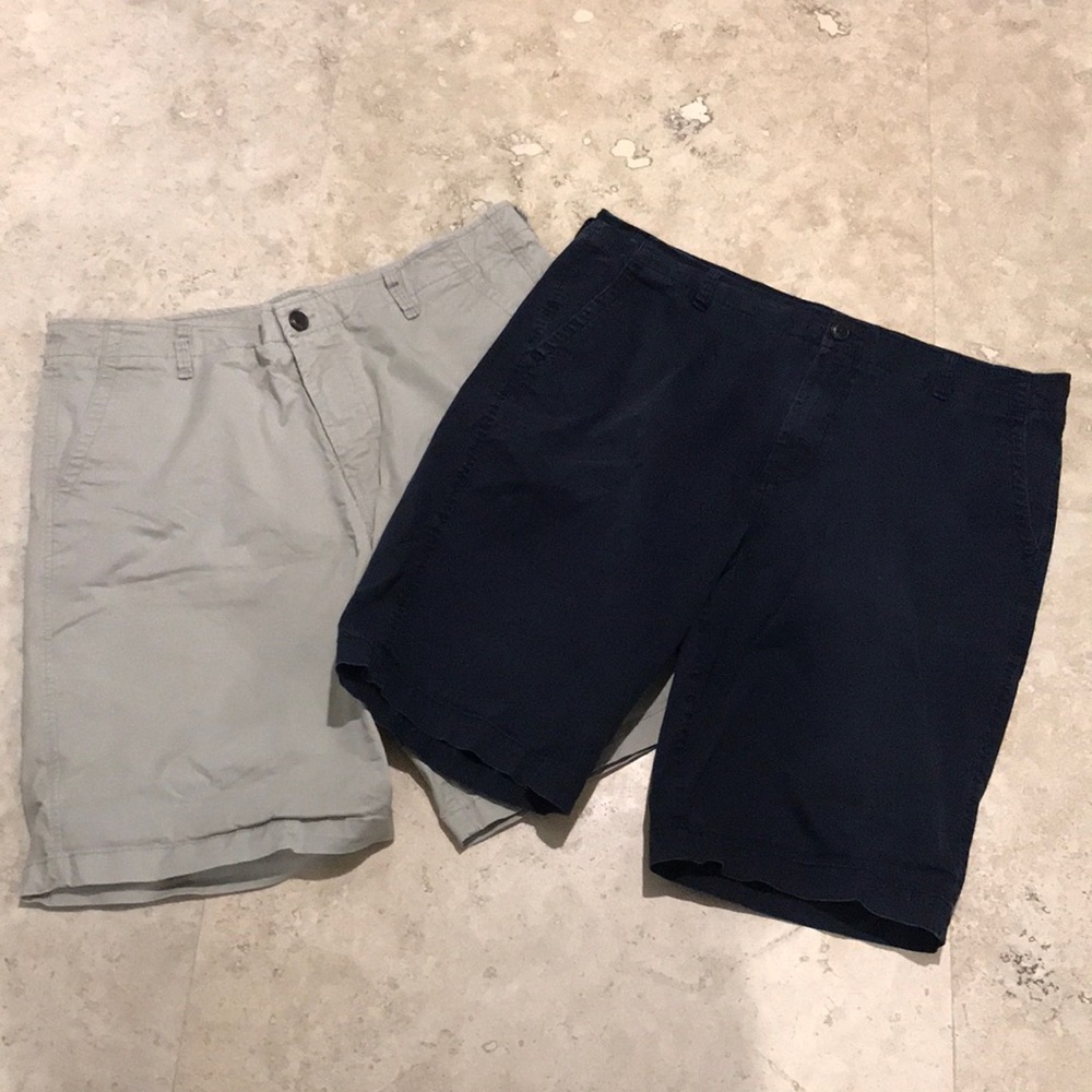 💕HP 2x💕2 Pairs Men’s Aeropostale flat front shorts (khaki and dark gray)